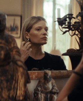 LA FEMME DE EN PRÉSENCE DE DAVID ROUX